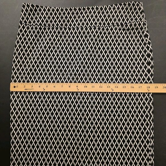 SOHO Apparel Ltd. Pencil Skirt Size L Pull On Black White Textured Knee Length - Picture 9 of 9